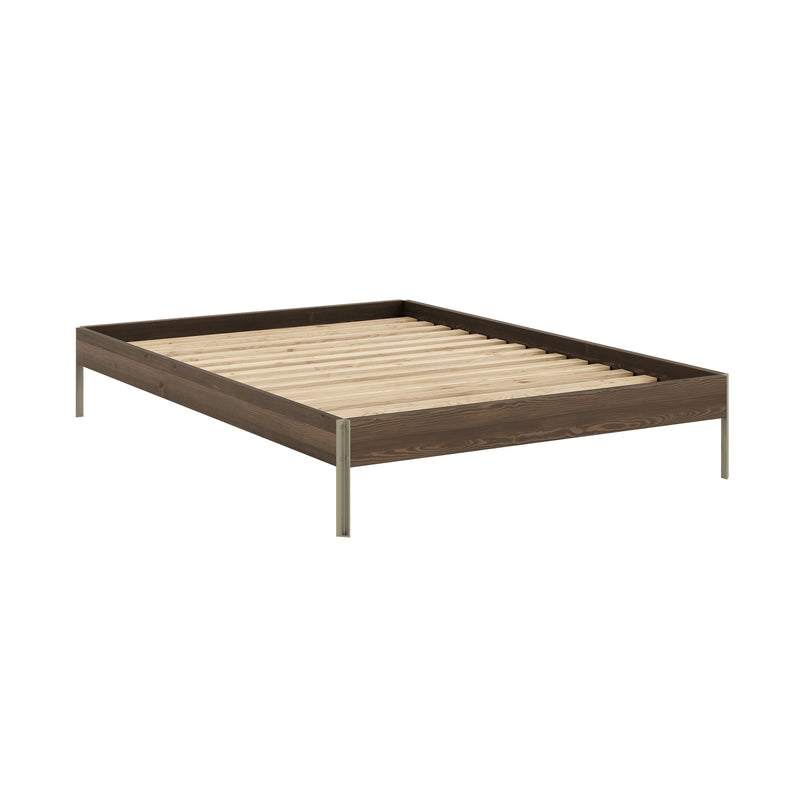 Karup - Core Bett | 140 x 200 cm / Kiefer carobbraun / sage green