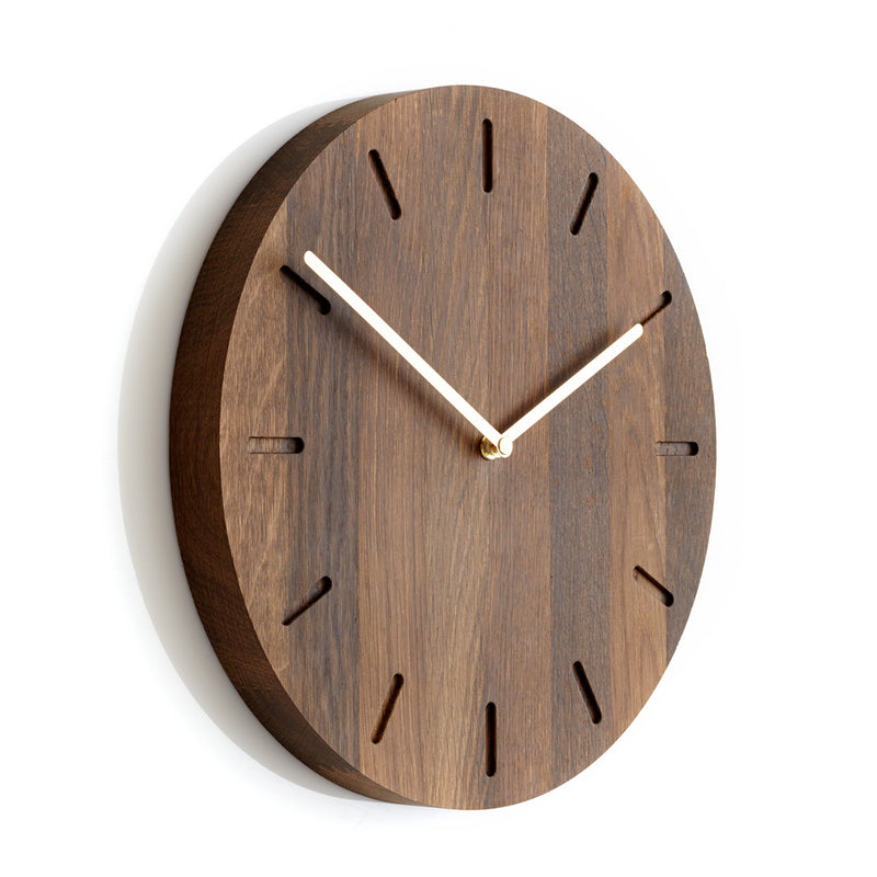 applicata - Watch:Out Wanduhr | Eiche geräuchert/Messing