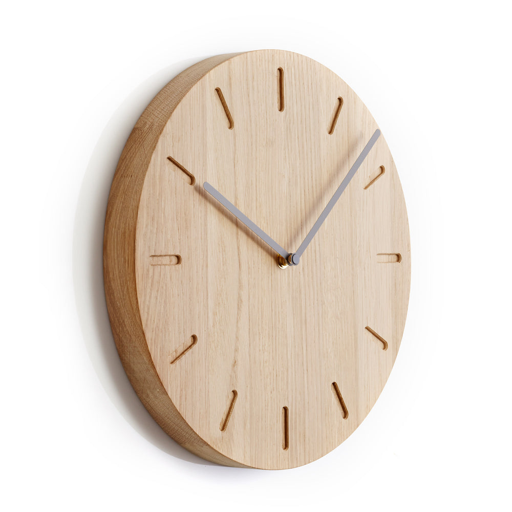 applicata - Watch:Out Wanduhr | Eiche natur/grau